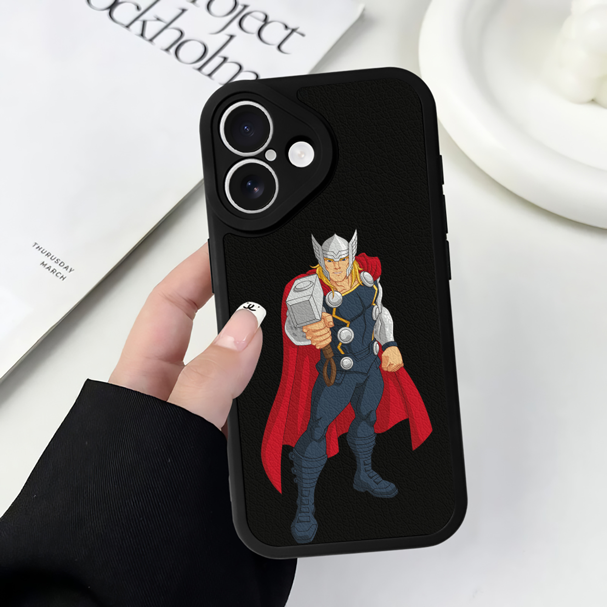 （画像用） アベンジャーズ The Avengers 【iPhone 16シリーズ対応】シリコンスマホケース（レザー調） 材質：シリコン